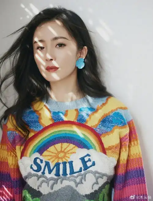 杨幂彩虹刺绣毛衣