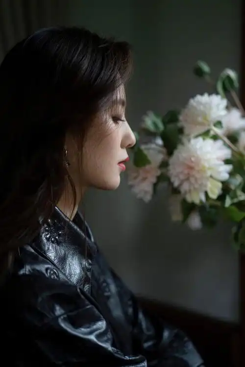 刘诗诗穿复古夹克搭黑裙超飒 长发披肩尽显女人味