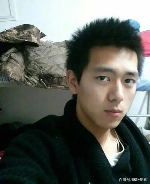 李现学生时期旧照曝光,颜值逆天,堪称校草级别!