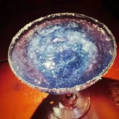 星空酒,喝之前摇一摇杯子里就能出现银河,好美!