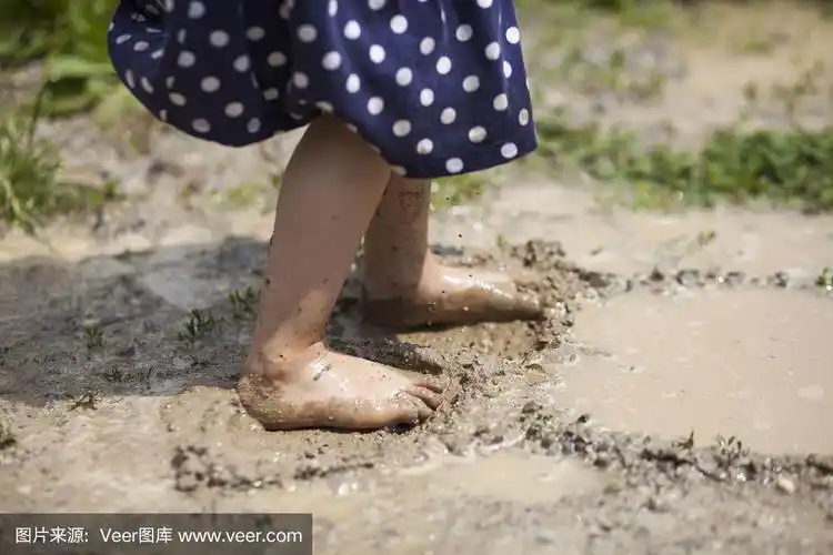 女孩在泥里玩耍