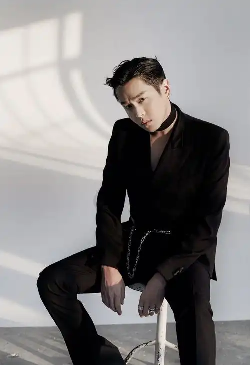 简介:张若昀摩登雅痞帅气写真,分享一组张若昀图片给大家,图中的明星