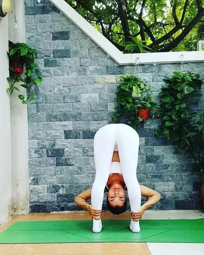 瑜伽天仙攻,白色瑜伽服更显勒痕?