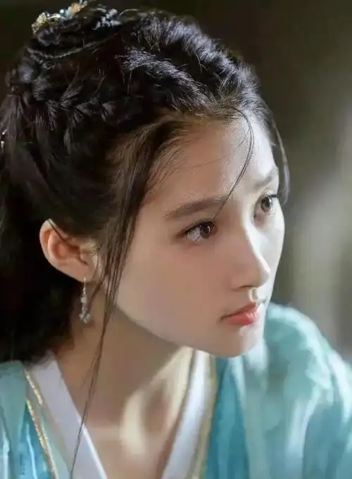 小倾城"而成名7岁时因在陈凯歌导演的电影《无极》中4岁半就出道的