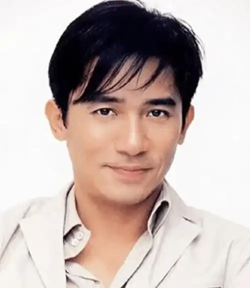 梁朝伟12月18日深夜醉酒被年轻女子搀扶出门众星捧月排场超大