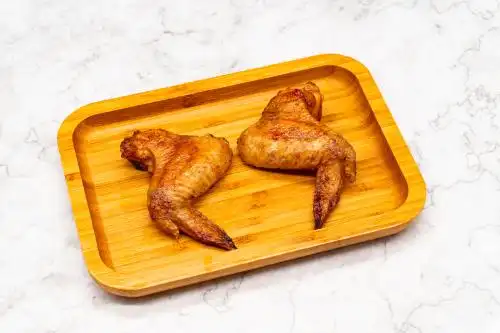 大理石背景一对烤鸡翅特写