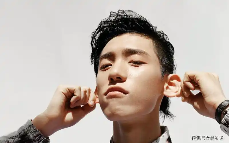 原创当红小鲜肉从韩归来大批粉丝接机还不配合检查现本尊发声回应