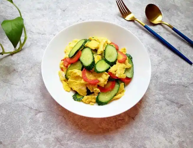 红萝卜黄瓜炒鸡蛋