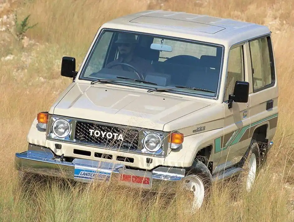 再加上经典的分时四驱系统,可以说这台两门版丰田陆巡lc的越野能力