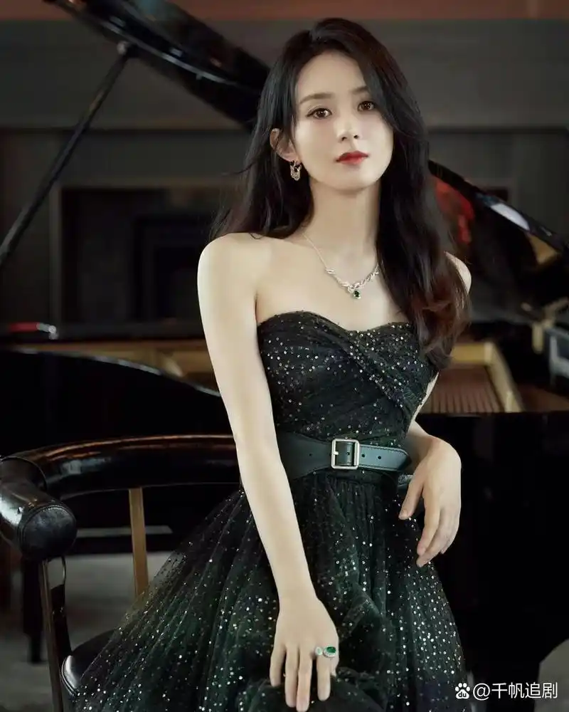 赵丽颖, 676767身着这套黑色抹胸星河晚礼服,更显温婉