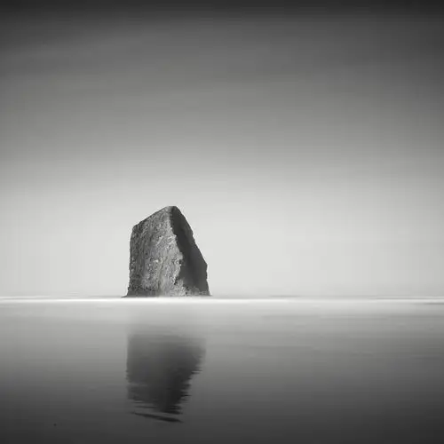 在单色空间里释放安静与孤独的摄影师