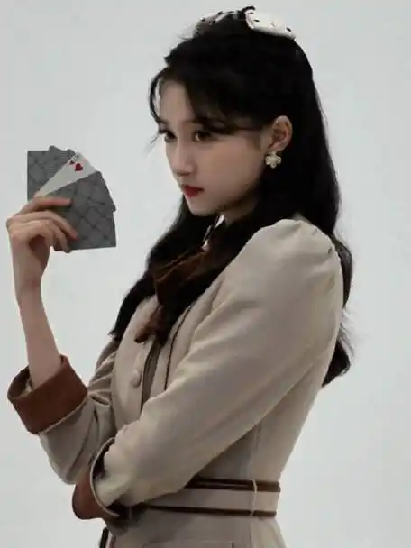 关晓彤民国美拉德造型花絮##关晓彤红桃五在手