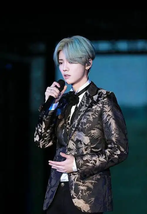 鹿晗不愧是国内偶像顶流穿一身绿都不丑看着还很帅气