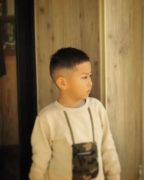 小寸头是一款特别精神的小男孩发型, 简单不挑人,也是小男孩剪得最多