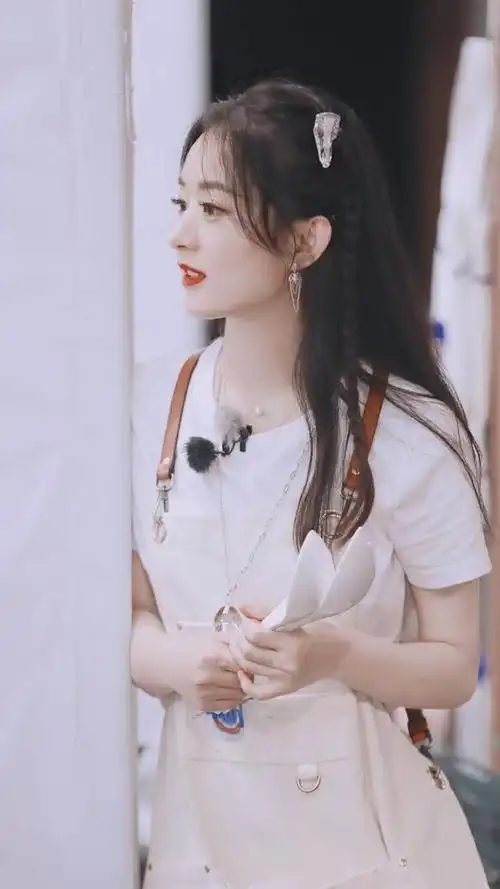 赵丽颖高贵优雅又美丽,一颦一笑尽显女神风范!如此美女,谁不爱呢?