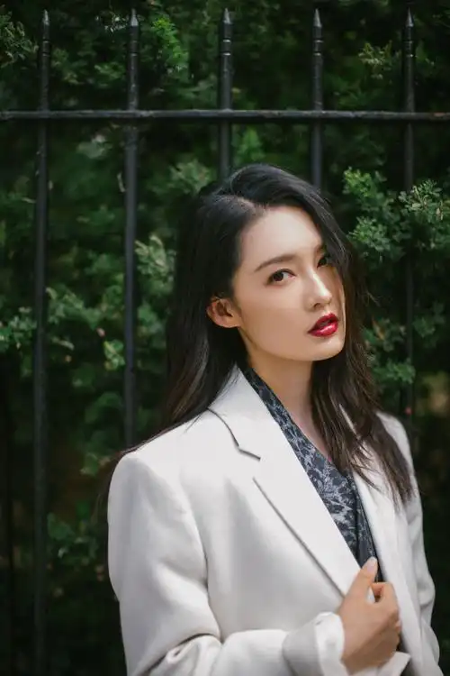 李沁的气质也太好了吧穿白西装配个性裙超a御姐范让人羡慕