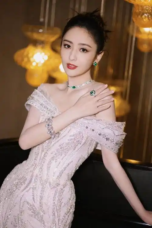 佟丽娅白色抹胸连衣裙洁白写真_陈思诚_锁骨_银色