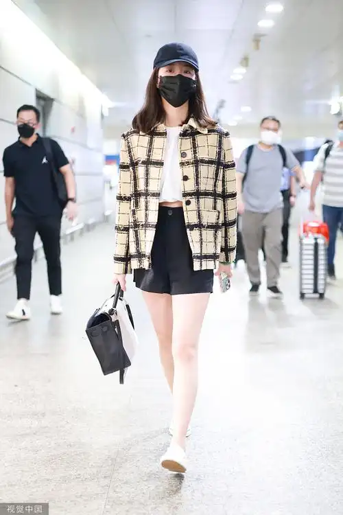 组图:杨采钰小香风外套搭短裤秀美腿 歪头甜笑眉眼弯弯气质甜