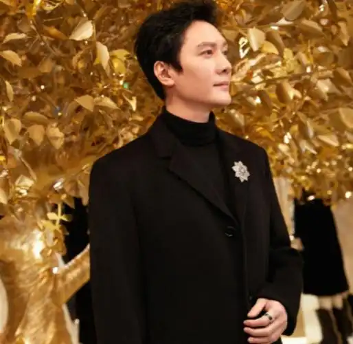 冯绍峰现身迪奥时尚活动帅气造型抢眼