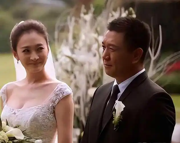 李小冉携富豪老公现身酒会她穿衬衫嫩如学生大6岁的他像爸爸