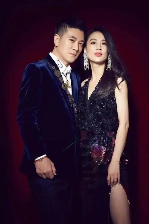 黄圣依和老公同框笑容娇羞好可爱看着就很甜蜜