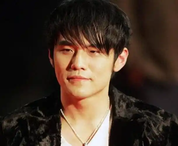 直到2000年,周杰伦才开始在演唱会上表演自己创作的歌曲,并且还发布了