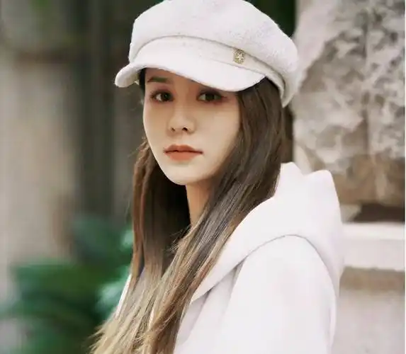 张馨月跟组林峰晒上海街拍,却被拍成五五身,气质跟吴千语有差距_女孩