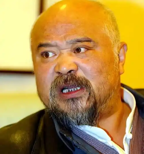 演员李琦不顾医生劝阻,每天2包烟,顿顿8两白酒,今身体状况如何