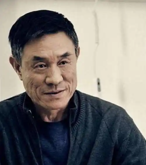 他是一位有着精湛演技的老戏骨,可是感情上的他并