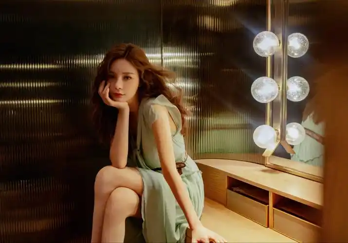 沈梦辰微卷长发配薄荷绿连衣裙 复古温柔大秀美腿