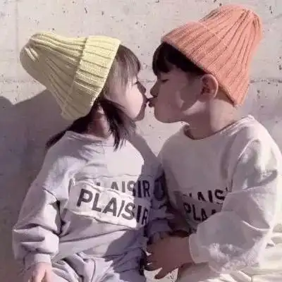 萌孩亲吻头像高清一对两张的萌娃情侣亲吻头像图片