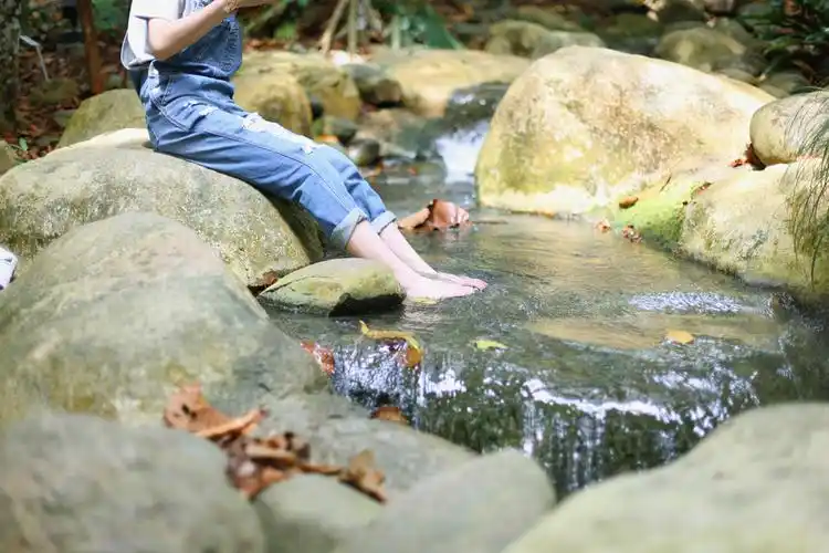 纯真唯美的少女 河边赤脚写真