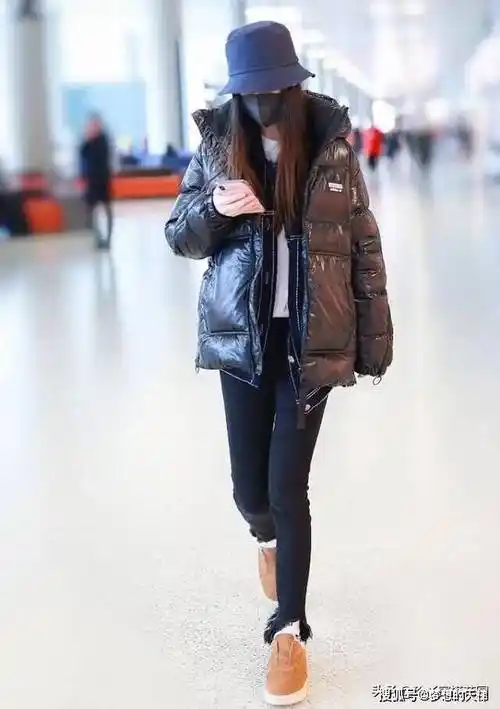 杨颖罕见穿拖鞋走机场,腿长却丝毫不逊色于超模!_手机搜狐网