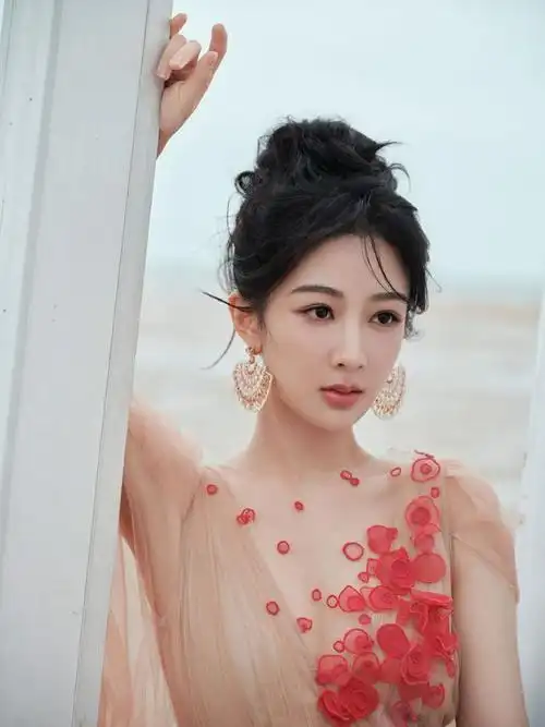 内娱最美童星杨紫时装写真大赏真不愧是当过王母徒弟的女人啊