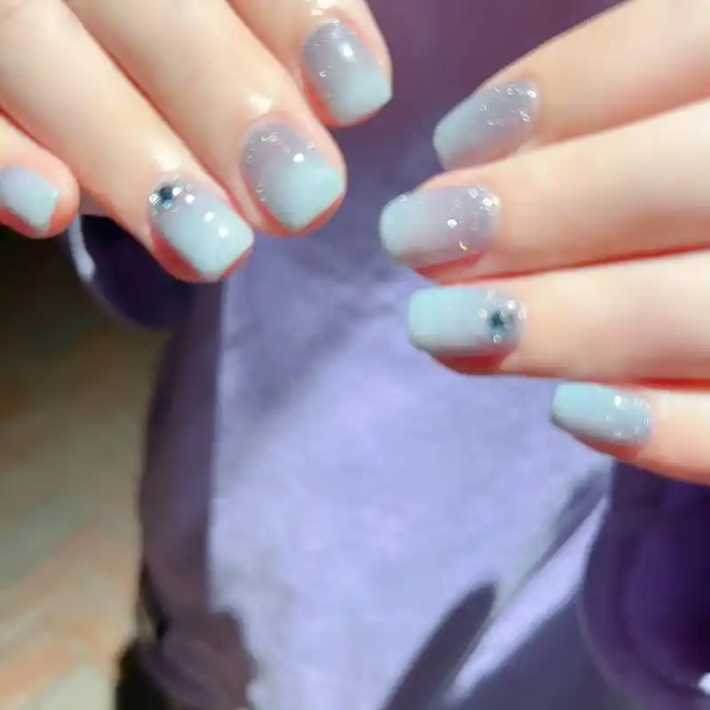 夏日蓝灰色碎钻乳白色渐变清新美甲.#超好看的美甲 #短指甲也 - 抖音