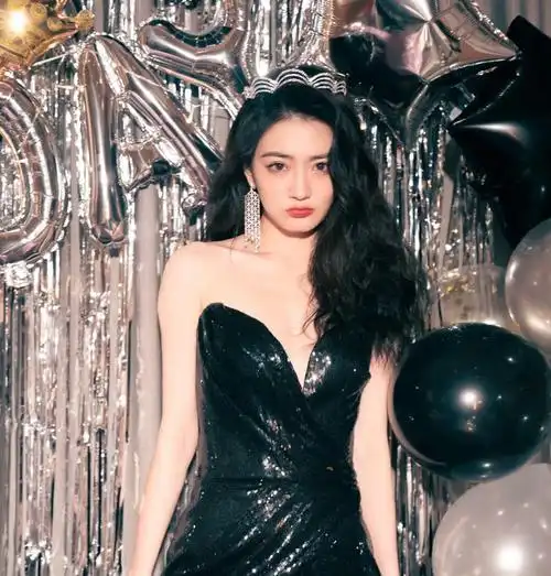 徐璐黑色抹胸礼服妩媚写真,灵动优雅,娇俏可人!_高清图集_新浪网