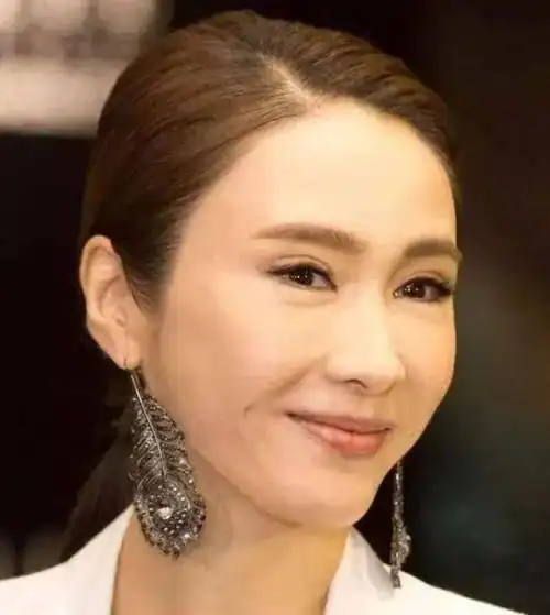 47岁黎姿和老公同框庆生,皱纹深到厚粉盖不住,网友:小结巴老了