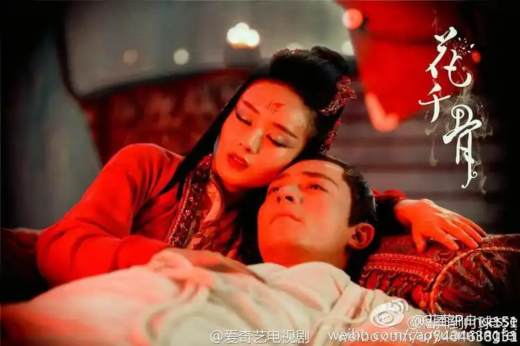 剧中,花千骨心灰意冷故意制造出杀尽长留众人的假象,白子画无奈出手