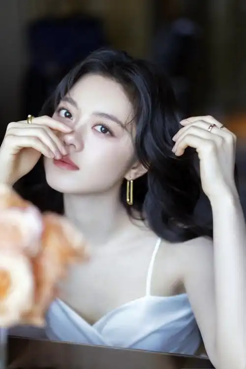 赵今麦纯白吊带套装造型