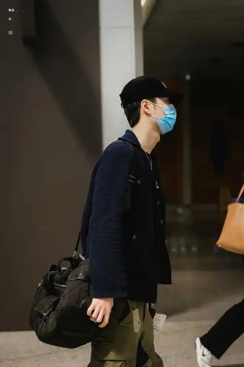 王一博#看一下王一博的机场图吧,期待一下5.