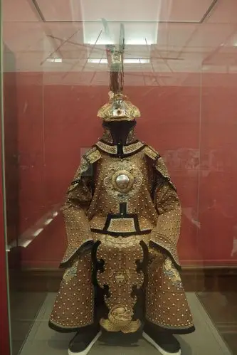 中国清代(大约1900年)宫廷高级军官的军服.