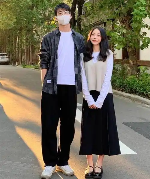 高颜值情侣穿搭,158女友和178男友甜蜜同框,越看越般配_显高_线条