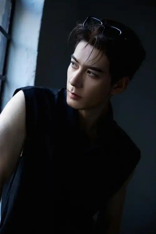 陈星旭时尚写真,黑色无袖背心,展现完美肌肉线条,表现力满分