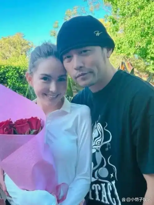 昆凌夫妇参加活动周杰伦没胡子又瘦又帅两人穿的不是一个季节