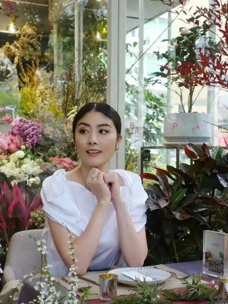 花店里的陈慧琳,看起来年轻漂亮,气质出众,眼神明亮动人,完全不像50岁