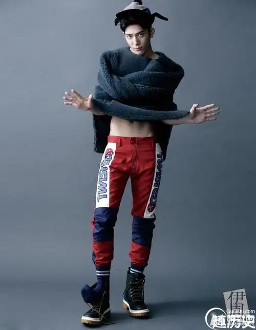 井柏然最新写真 尽显完美好身材(1/5)