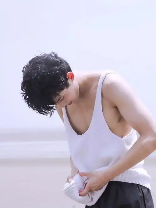 吴磊wl三石吴磊杂志写真图专楼