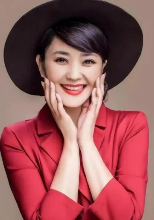 主持人方琼:与领导相亲后闪婚,结婚20年被宠成了宝