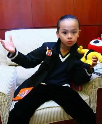 原创《长江七号》惹人厌的富二代,当初嫌她丑,今被赞脑门以下都是腿