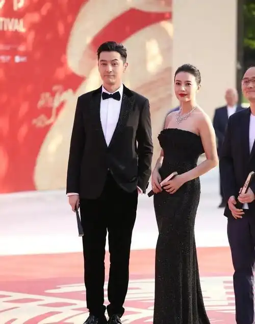 妆容简洁而不失精致,盘发大气展露优雅,这便是高圆圆的标志性风格